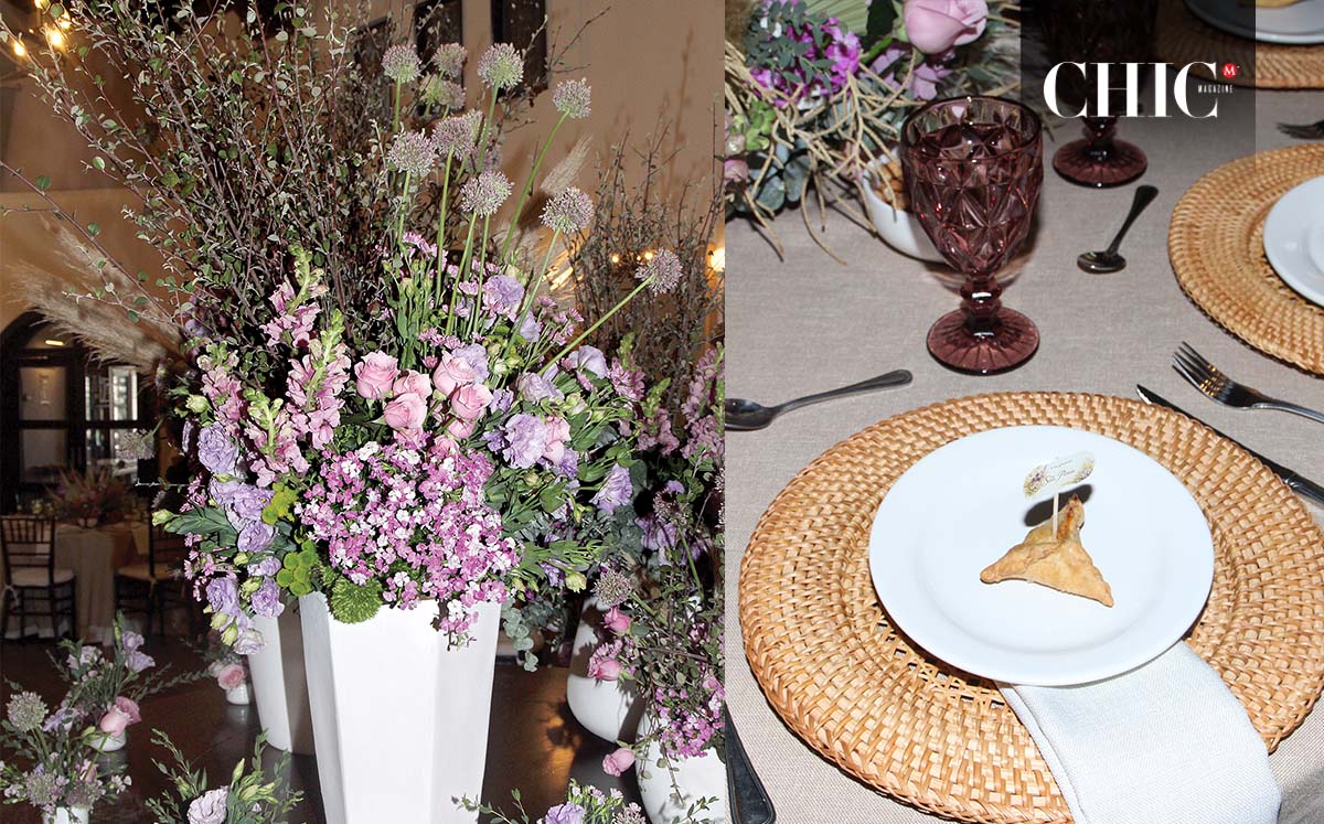 Se pudieron apreciar flores rosas en las mesas que hacian combinación con la cristaleria