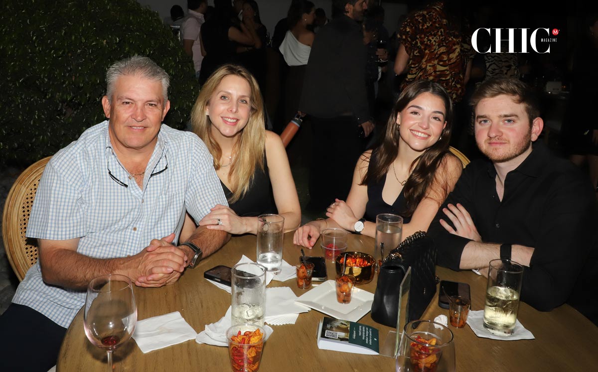 Eduardo Treviño, Maricil Landeros de Treviño, Daniela Treviño y Fernando Uro