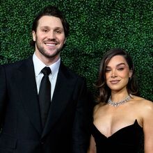 Hailee Steinfeld y Josh Allen dan la bienvenida a su primera hija en un anuncio íntimo que sorprende a sus fans (Getty Images)