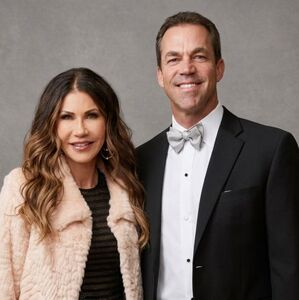 Reportes señalan que el esposo de Kristi Noem habría llevado una doble vida en redes (IA)