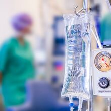 Descubre qué es el suero vitaminado, sus supuestos beneficios y los riesgos (Getty Images)