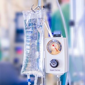 Descubre qué es el suero vitaminado, sus supuestos beneficios y los riesgos (Getty Images)