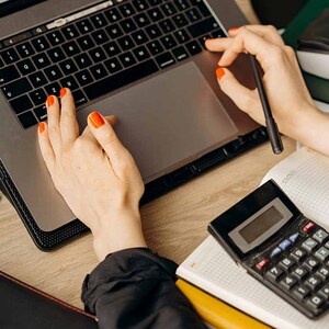 No presentar la declaración anual ante el SAT puede derivar en multas y recargos. (Fotos: Pexels)