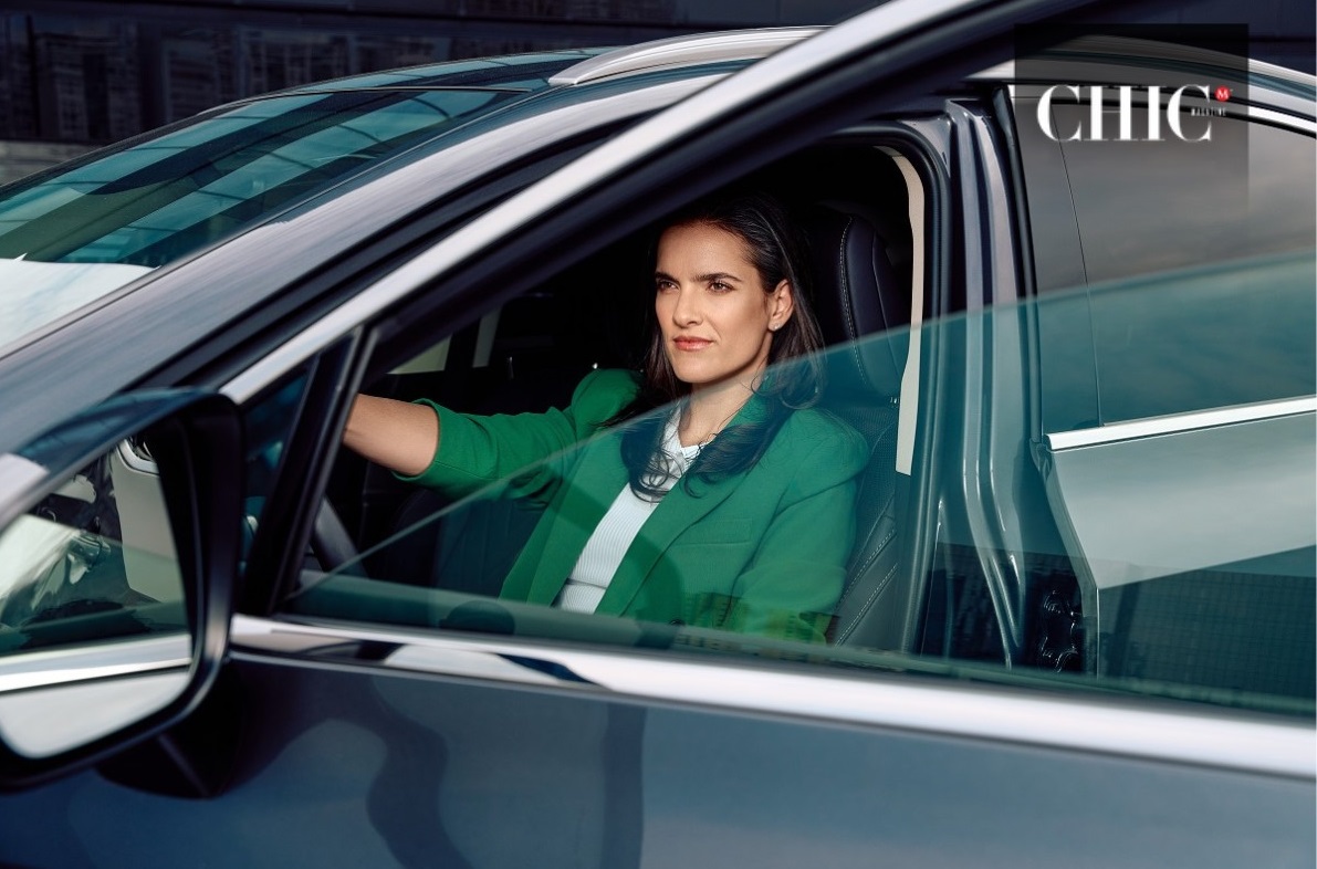 Maca Riva, creadora de contenido y experta en finanzas, utiliza su visión del mundo corporativo para conectar con la elegancia de la firma. /Cortesía