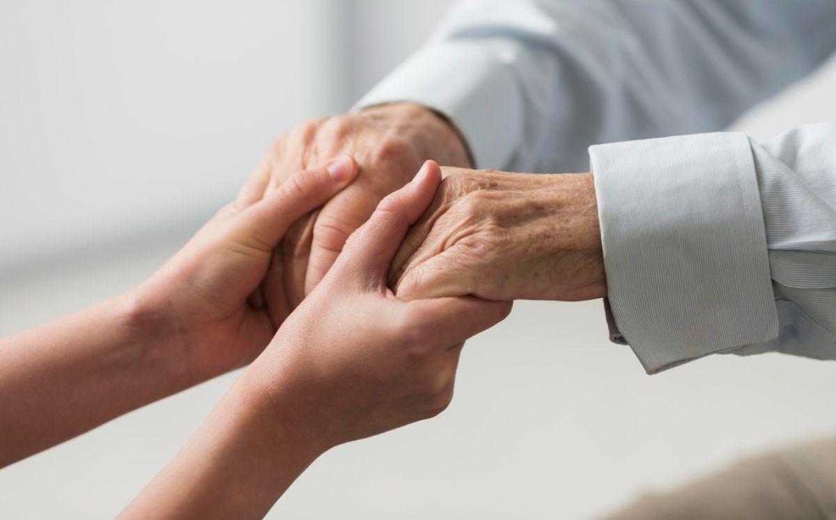Primeros síntomas de Parkinson y cuándo acudir a un médico (Foto: Freepik)