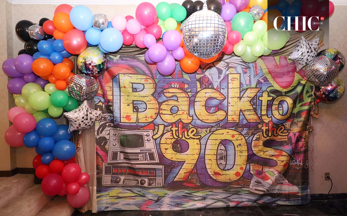 El lugar destacó por su temática, con un photo opportunity que llevaba la leyenda Back to the 90’s, rodeado de globos de colores y esferas disco que