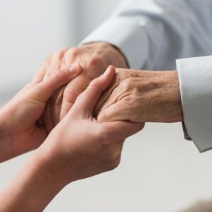 Primeros síntomas de Parkinson y cuándo acudir a un médico (Foto: Freepik)