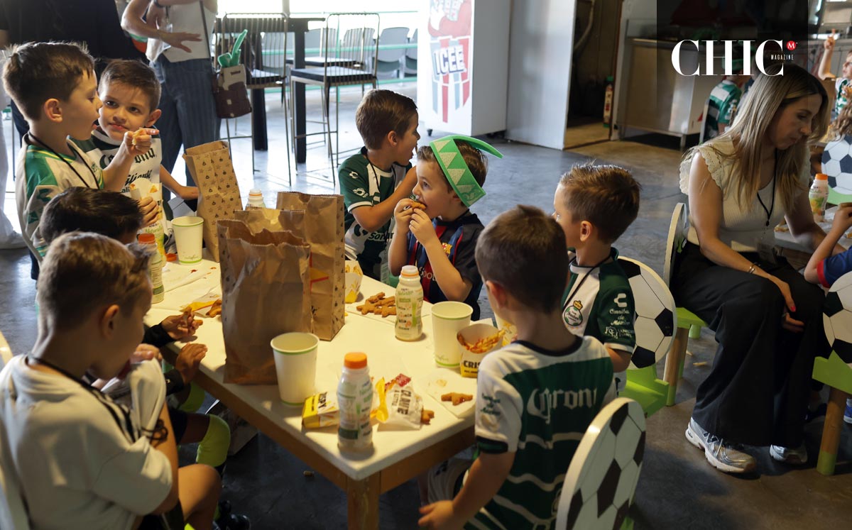 Disfrutan de la merienda de Carl's Jr.