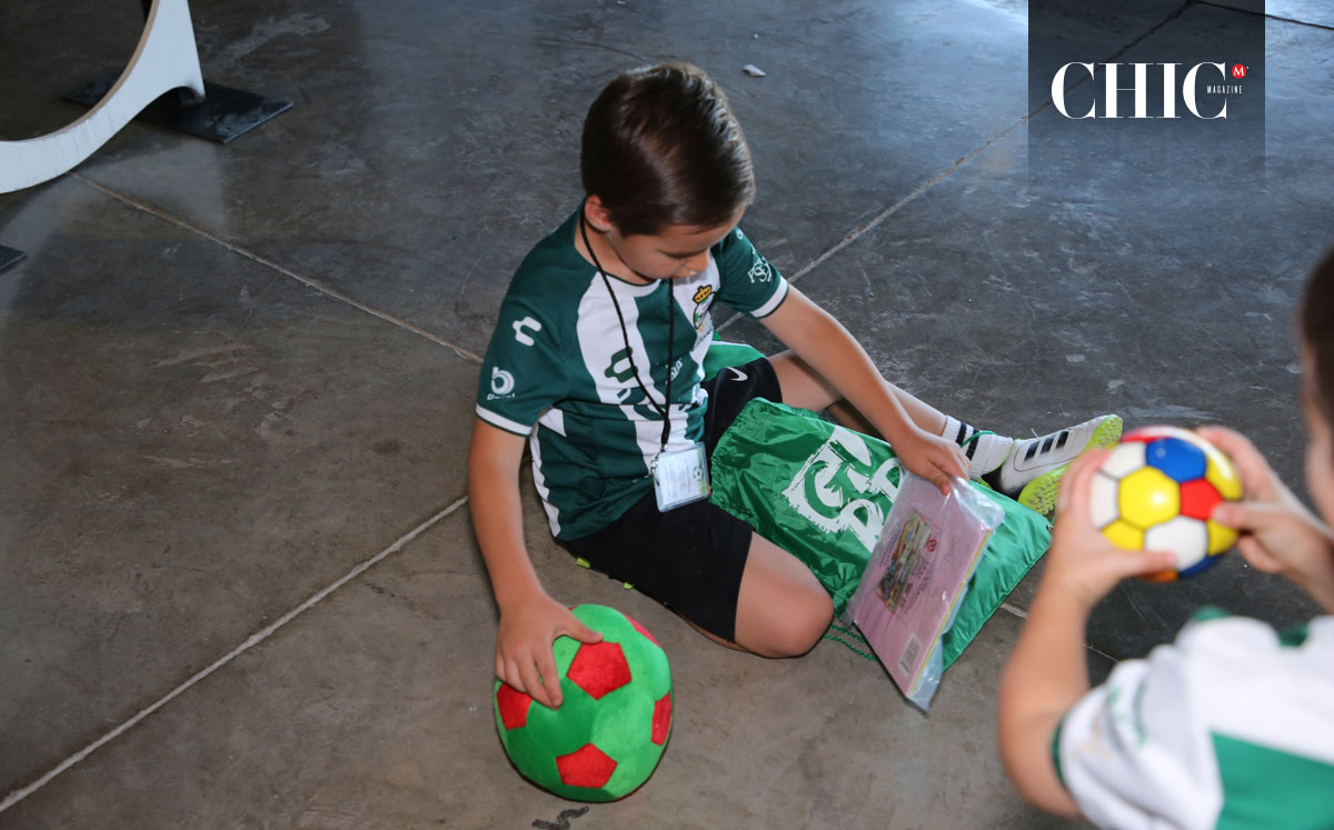 Reciben el kit de obsequios