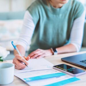 Aprende a consultar en minutos si el SAT ya depositó tu saldo a favor y qué significa cada estatus (Getty Images)