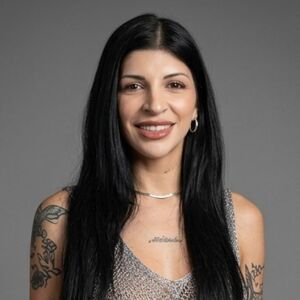 Cazzu sorprende en la premiere de su primera película con un look metálico que acaparó miradas (IA)