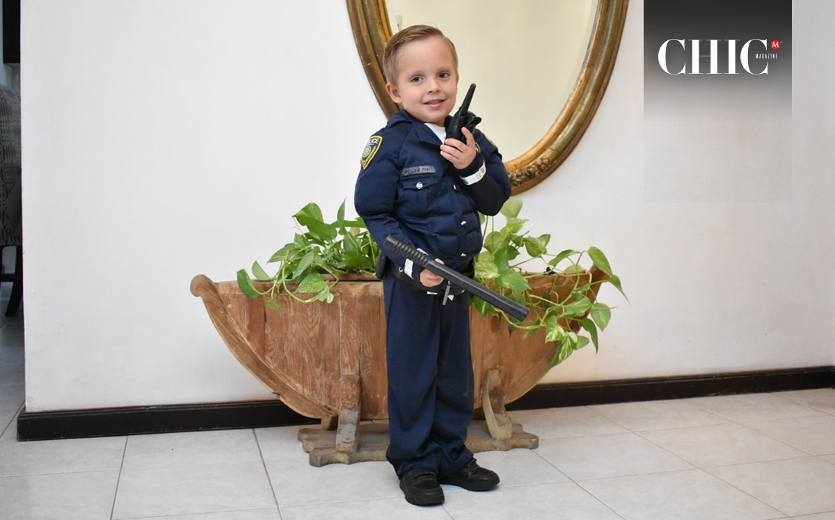 Javier. Vestido de policía, él demuestra su admiración por quienes protegen y sirven