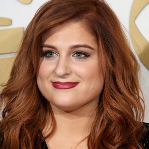 Meghan Trainor reaparece con un look renovado en su nuevo video (YouTube/Getty Images)