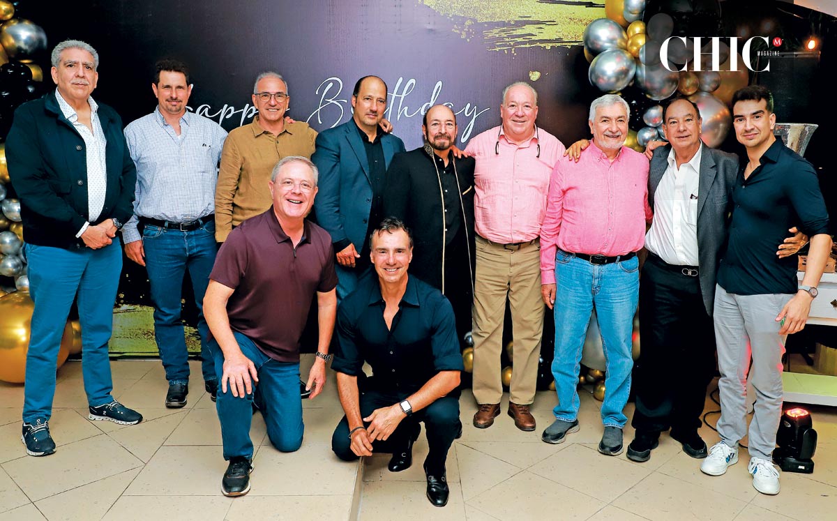 Ramses Andonie junto a sus amigos