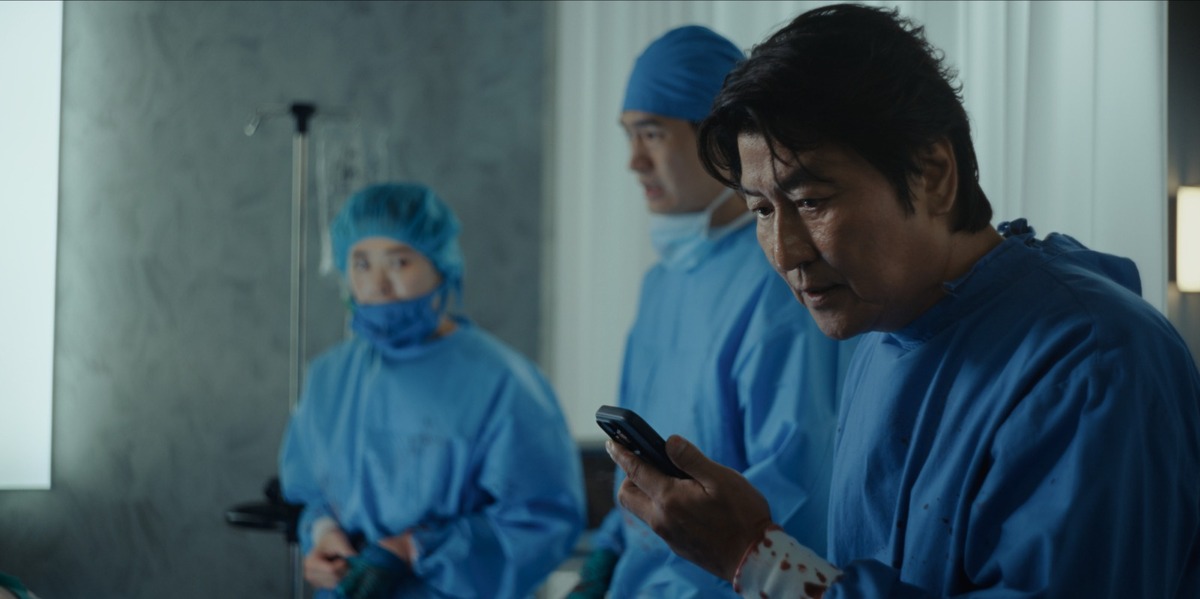 Song Kang-ho es Dr. Kim (Foto: Netflix)