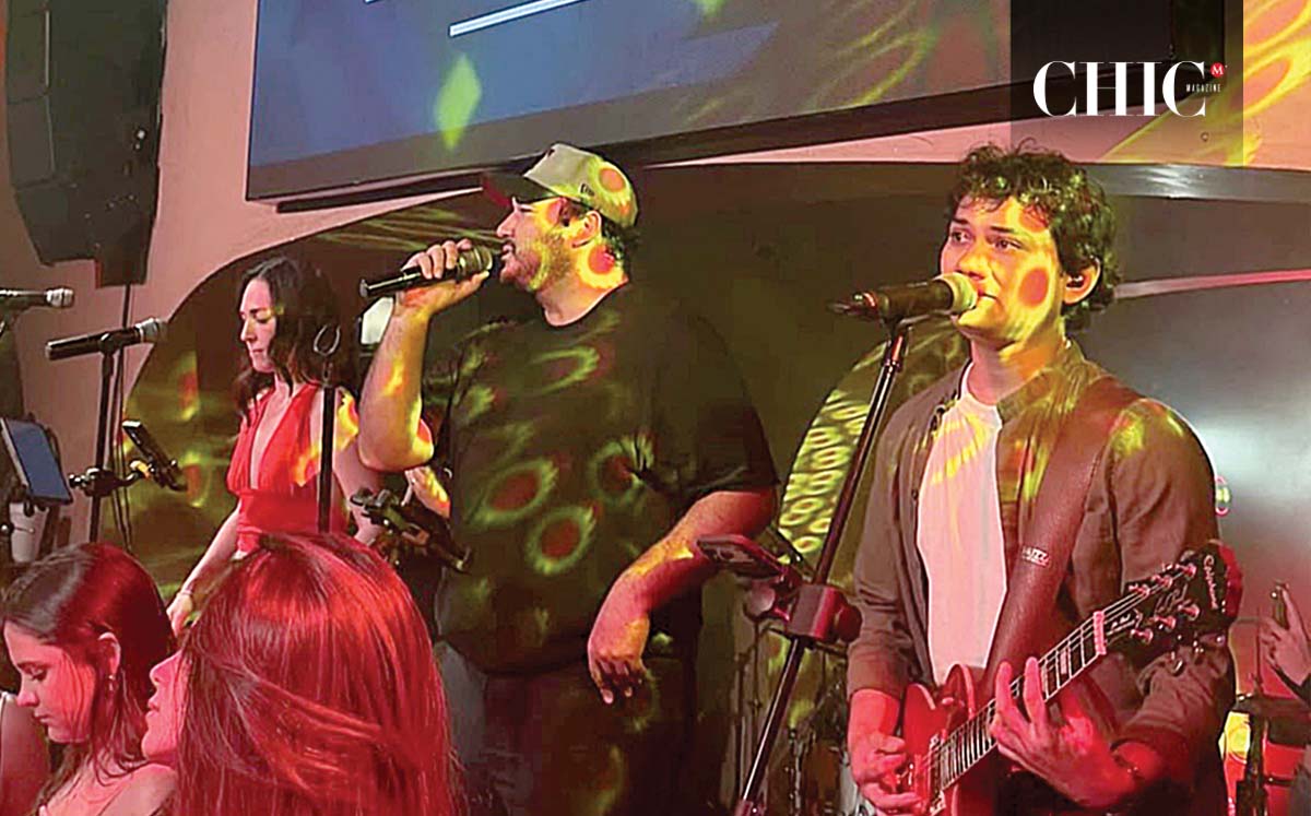 El turno fue para los jóvenes con el ya conocido viernes de Depo, en el que el grupo Efe 7 puso a todos a cantar y bailar