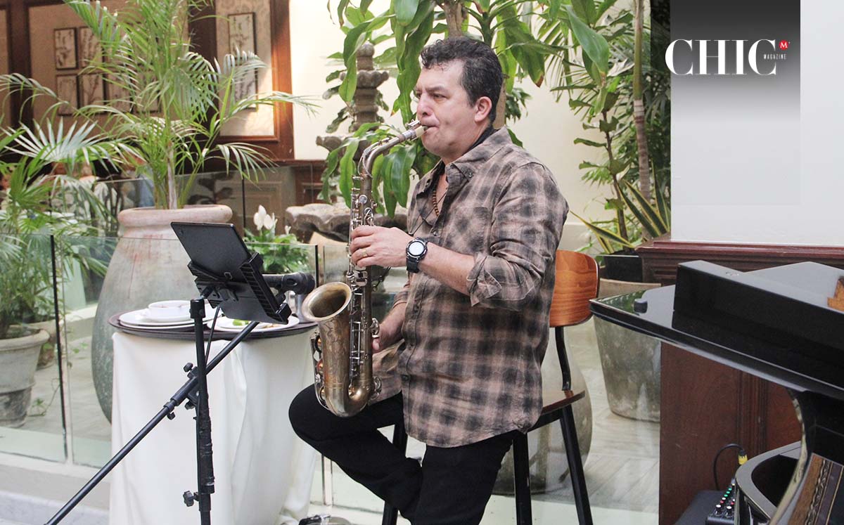 La mañana estuvo amenizada por Germán Contreras, quien acompañó con una selección acústica de música en vivo