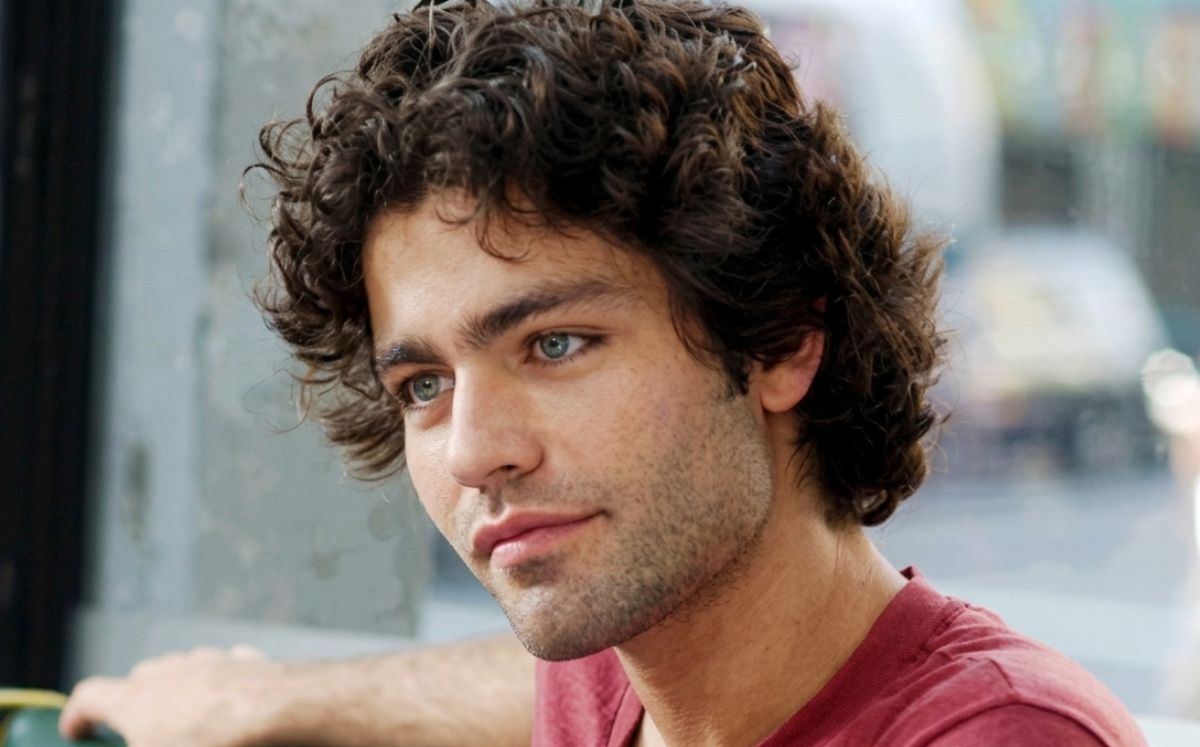 Está confirmado que el novio de Andy Sachs en “El diablo viste a la moda” no regresa para la secuela; este es el motivo (X)