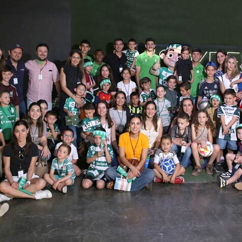 Un grupo de niños y sus papás disfrutaron de la experiencia Chic Kids: Recorrido de Campeones (Foto: Leonardo Jiménez)