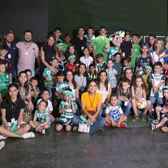 Un grupo de niños y sus papás disfrutaron de la experiencia Chic Kids: Recorrido de Campeones (Foto: Leonardo Jiménez)