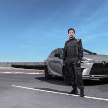 Desde la pista hasta el asfalto urbano, Fercho Urquiza traduce la maestría de la firma japonesa en una experiencia de manejo. (Cortesía)