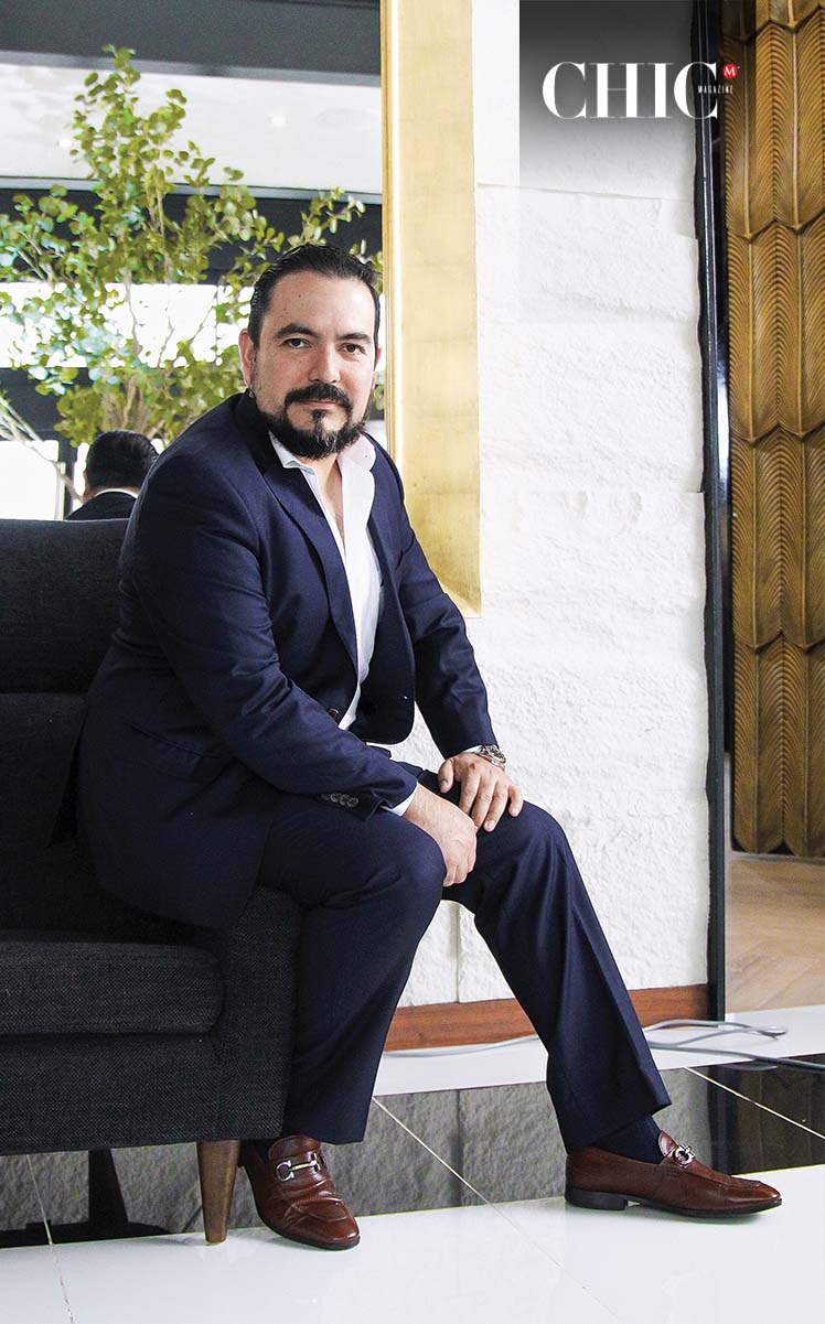 El Dr. Mauricio Pérez estudió medicina en la Universidad Autónoma de Tamaulipas, en Tampico.