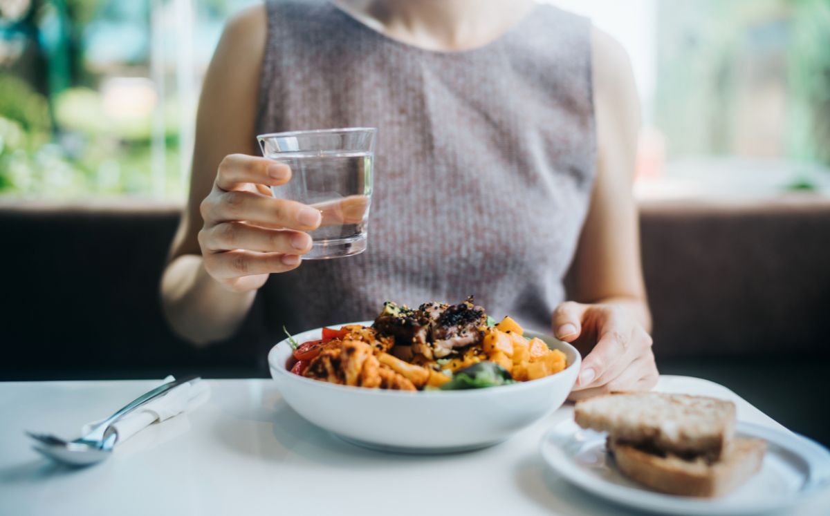 Descubre qué personas deben limitar el agua en comidas y cuándo sí es beneficiosa para la digestión (Getty Images)