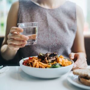 Descubre qué personas deben limitar el agua en comidas y cuándo sí es beneficiosa para la digestión (Getty Images)