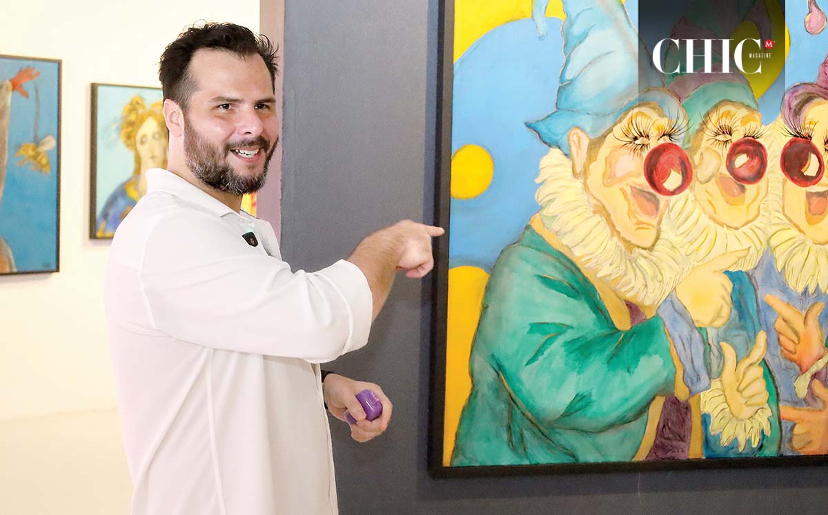 Eduardo Handall durante el recorrido de su exposición