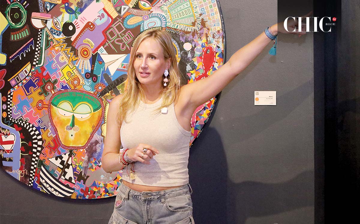 María José Peláez durante el recorrido de su exposición