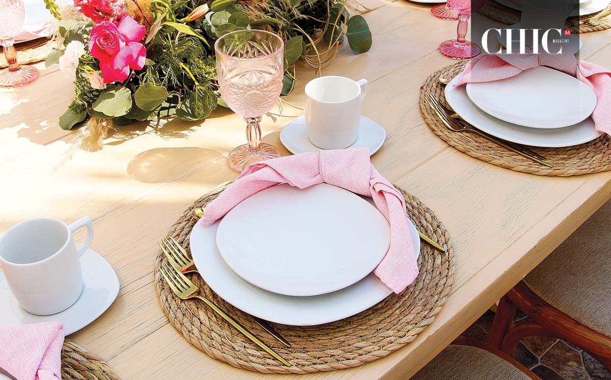 Los detalles en la mesa de color rosa no podían faltar dandole un toque único