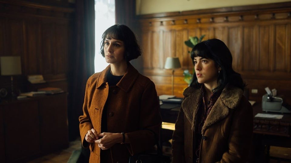 Fernanda Urrejola como Blanca Trueba de adulta y Rochi Hernández como Alba (Foto: Prime Video)