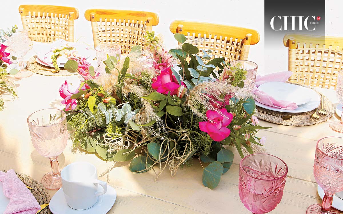 En las mesas se apreciaron decoración floral con toques rosas