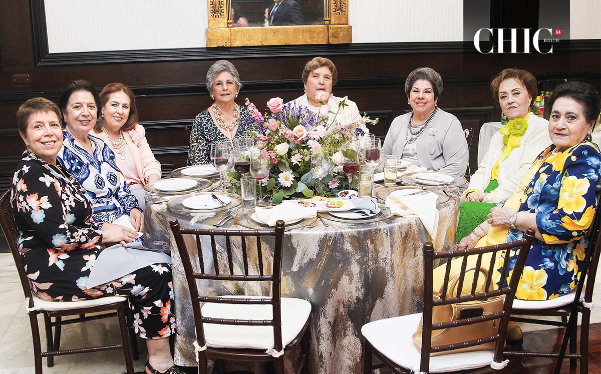 Sara García acompañada de sus amigas