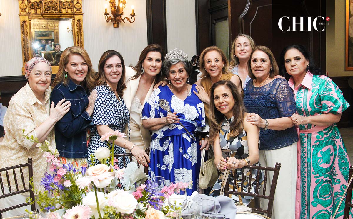 Sara García acompañada de sus amigas