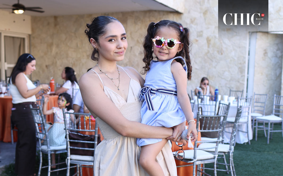 Ashley Mireles y Emilia Antonella