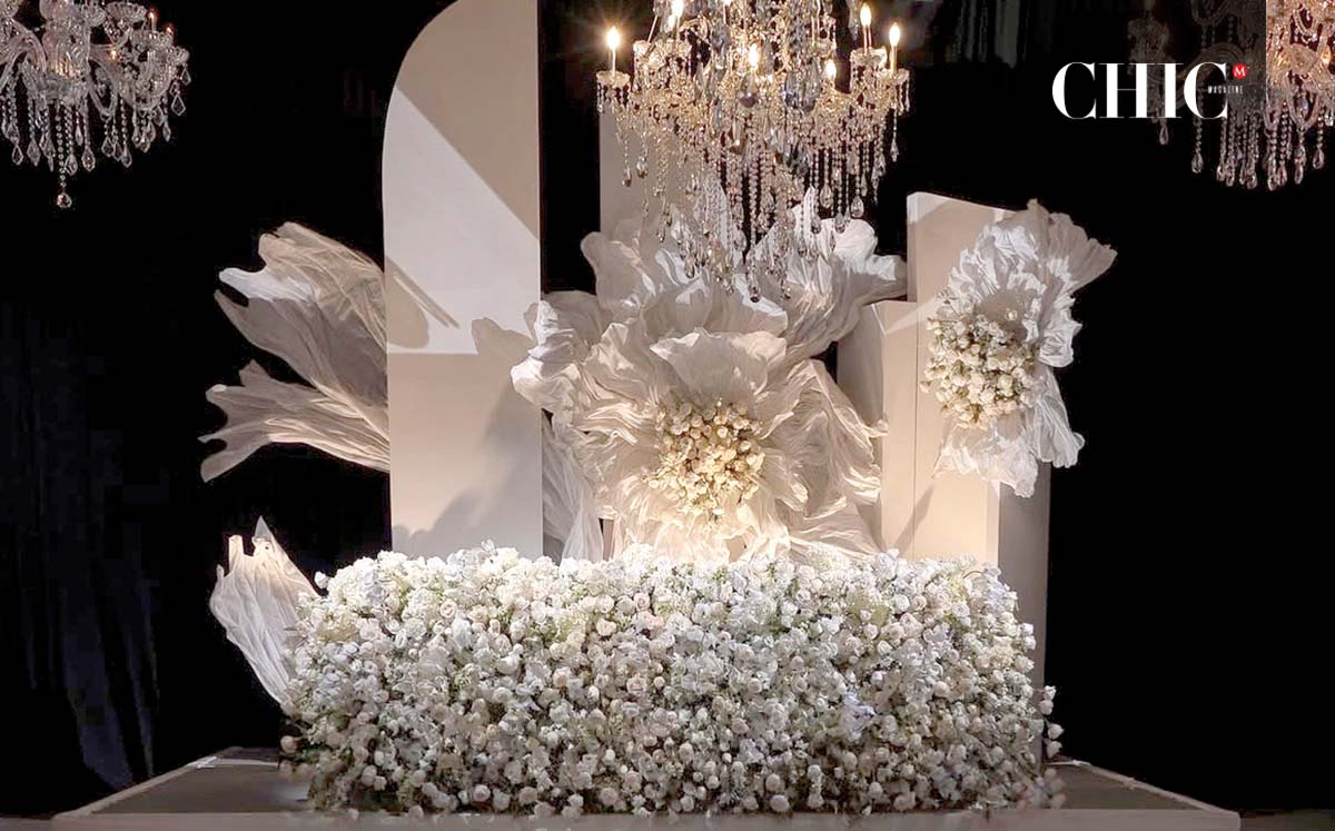 La decoración estaba compuesta por rosas blancas, tulipanes y orquídeas, diseñada por Opciones para Eventos