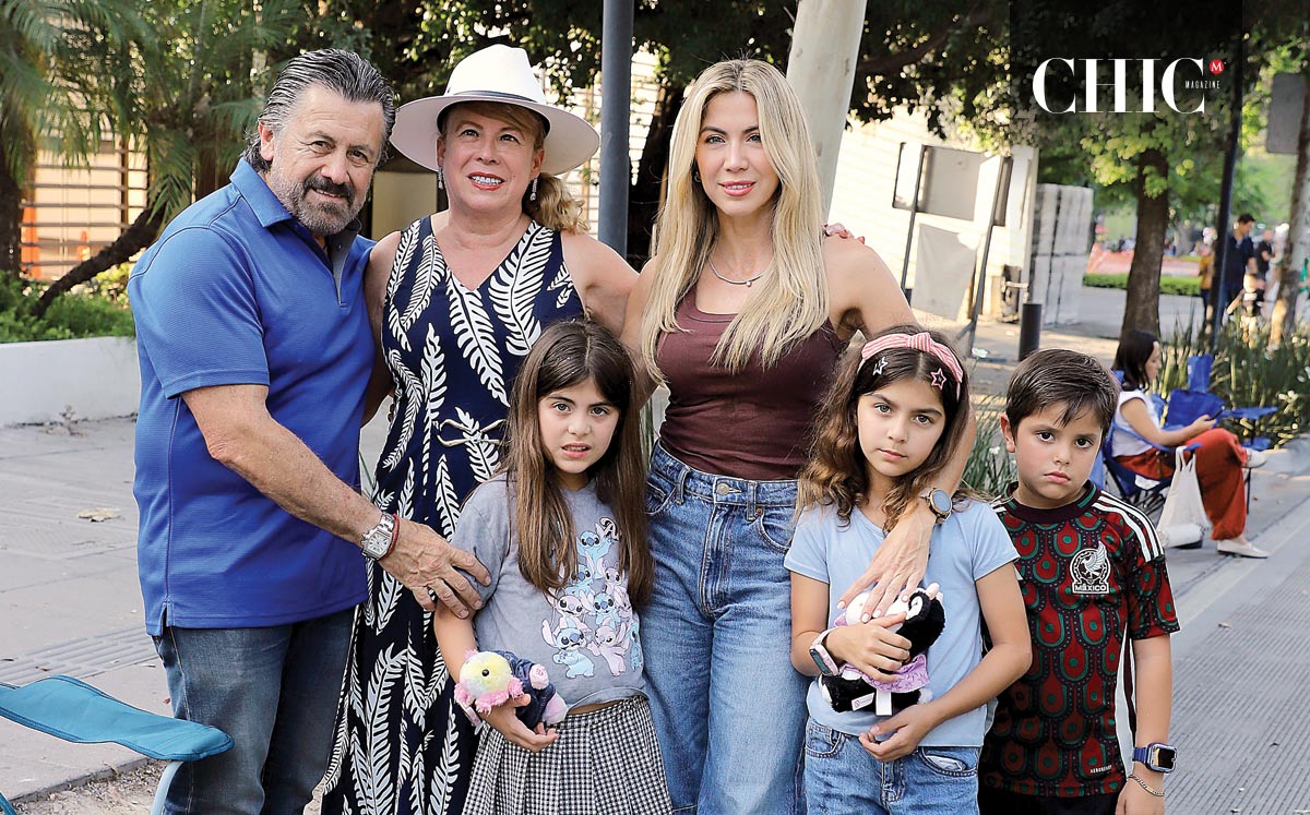 Enrique Bravo, Esperanza de Bravo, Caro Bravo, Nicole Santos, Roberta Santos y Aarón Santos