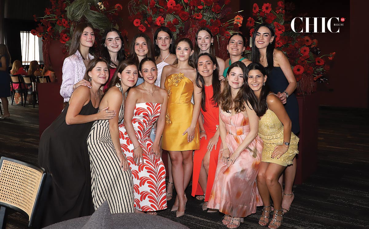 Jimena García junto a sus Amigas