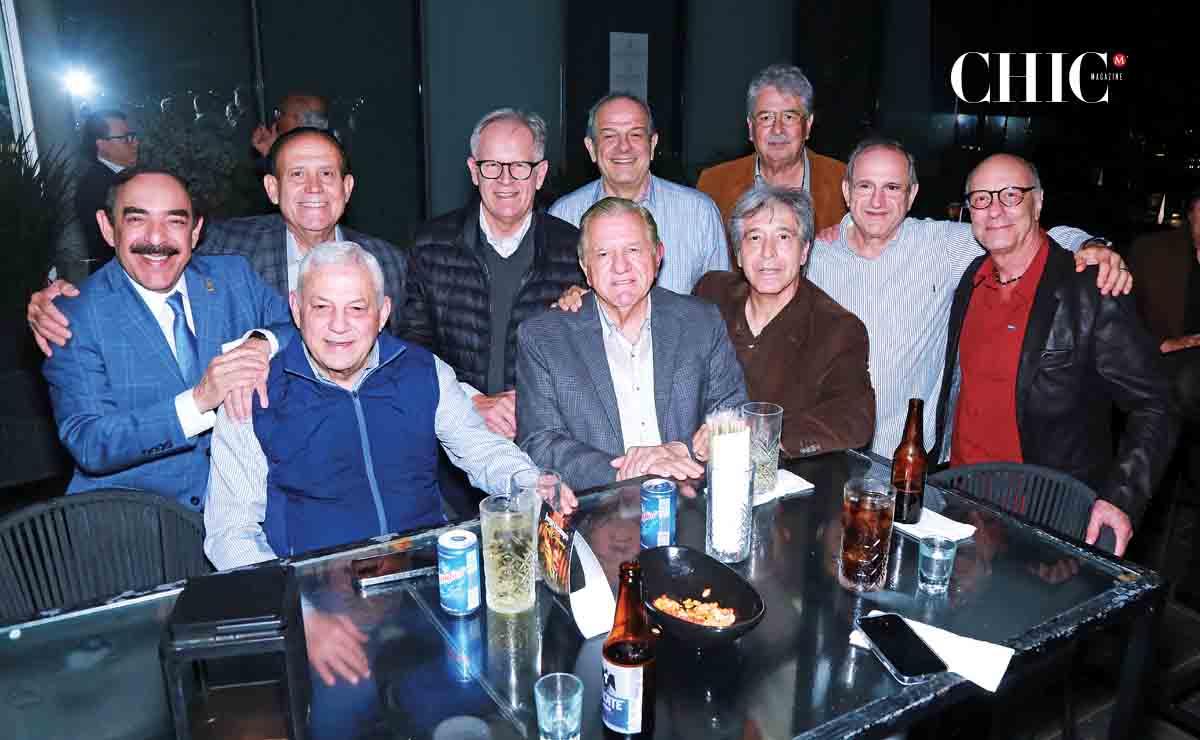 Jorge Ocampo junto a un grupo de amigos / Fotos: Omar Valdez