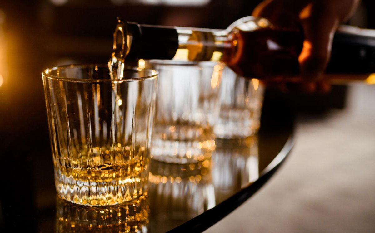 Cómo maridar brandy en casa como un experto (Foto: Freepik)