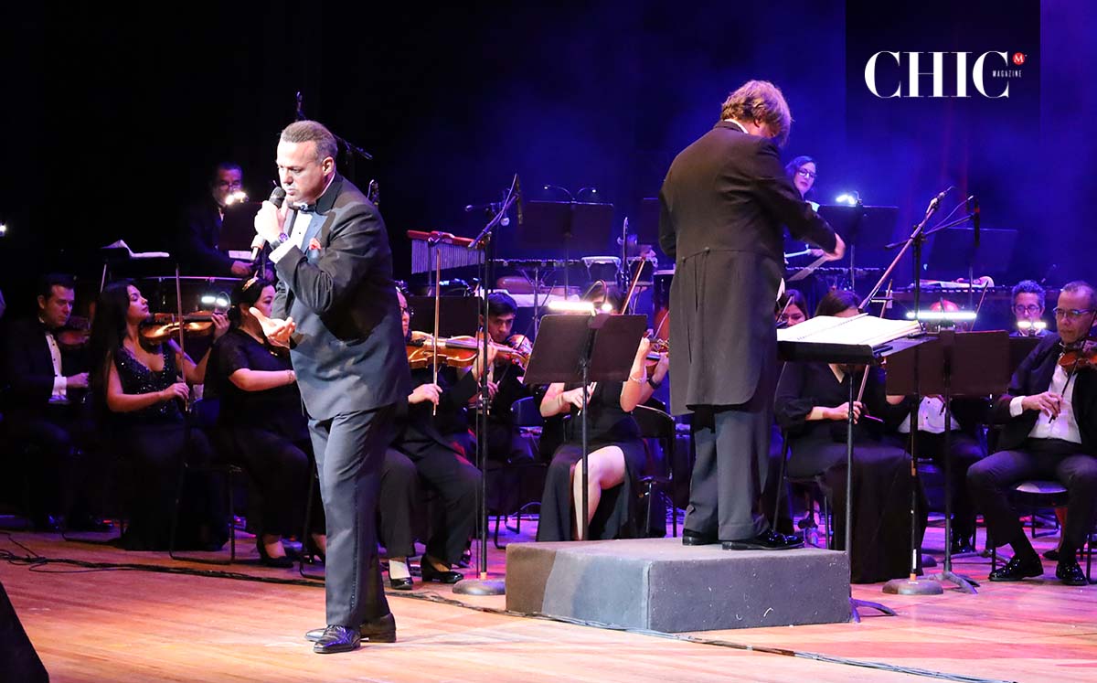 José Joel durante el concierto junto a la orquesta