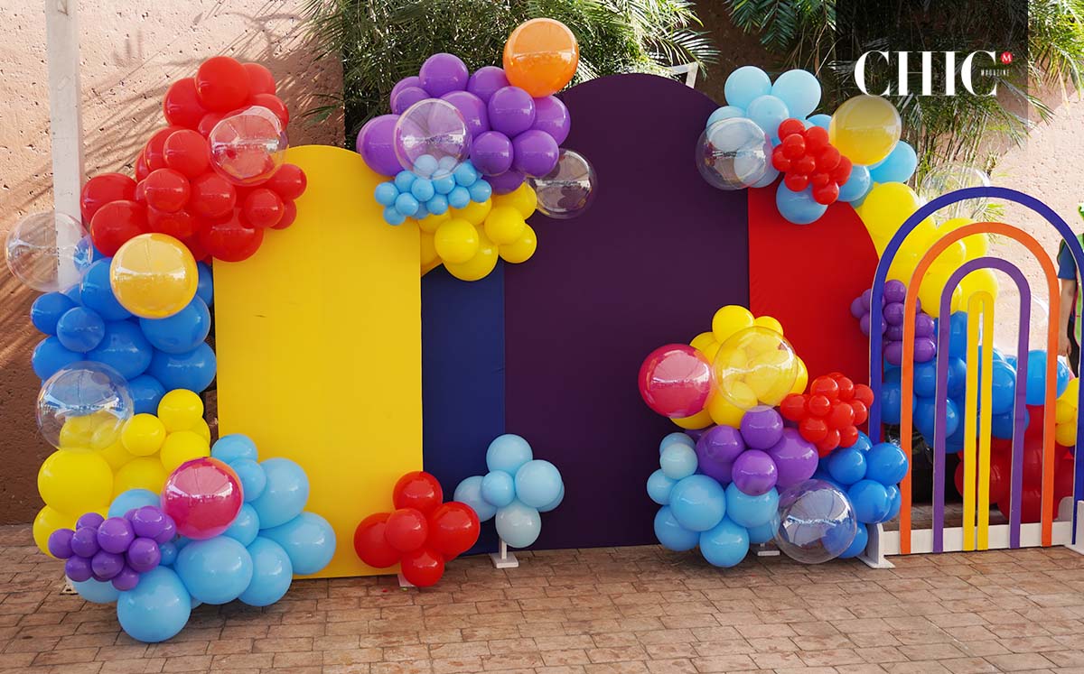 Los niños fueron recibidos con un back de fotos colorido