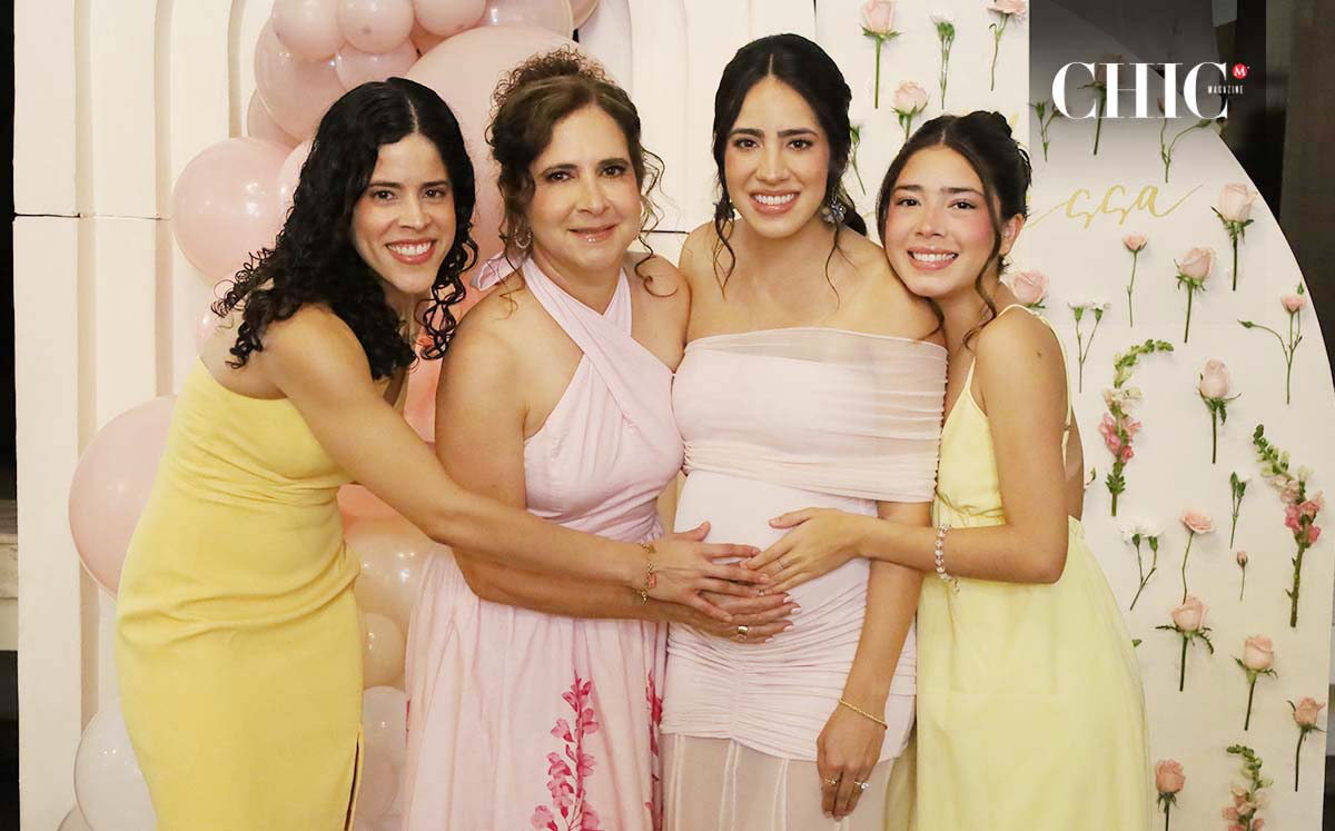 María Fernanda Ávila, Lucy de Avila, Daniela Ávila y Ana Lucía Ávila
