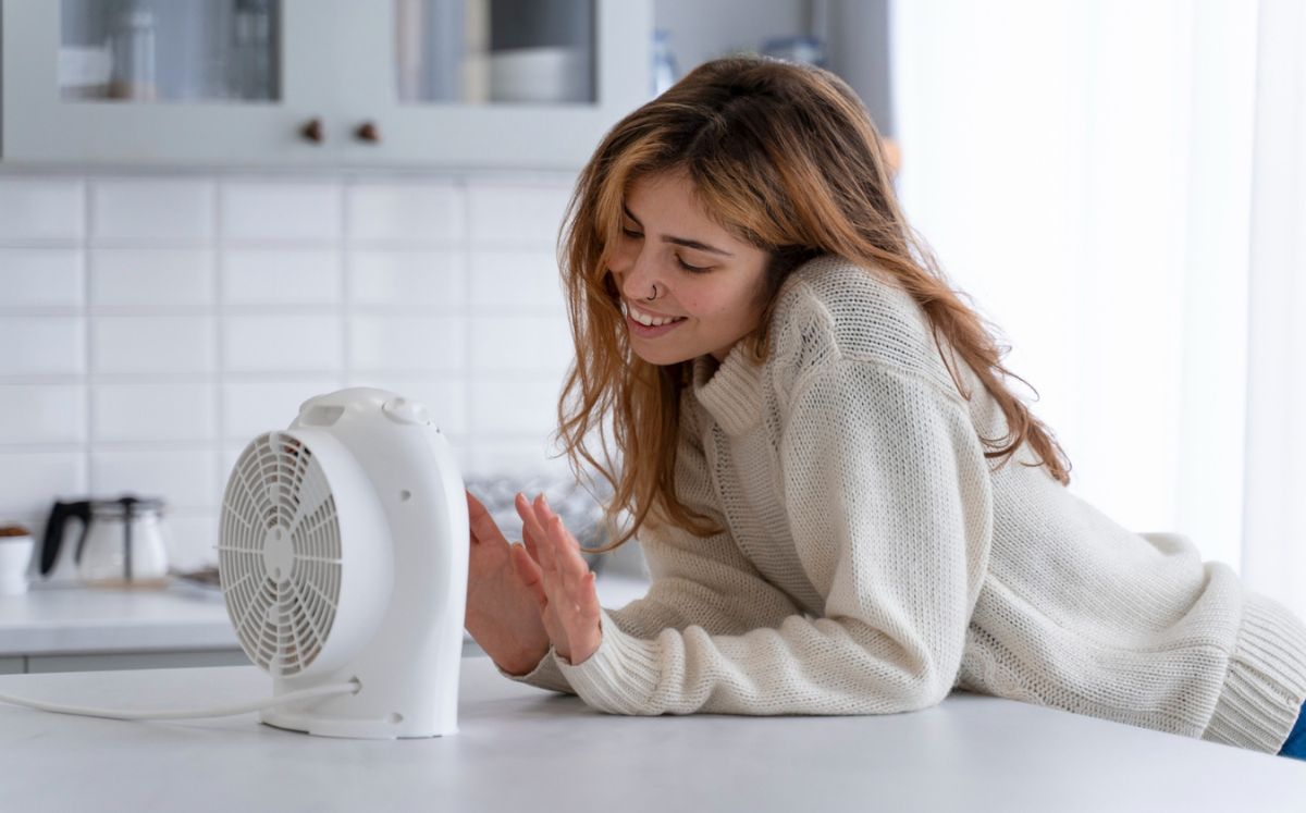 Cómo acomodar el ventilador en tu habitación para enfriarla (Foto: Freepik)
