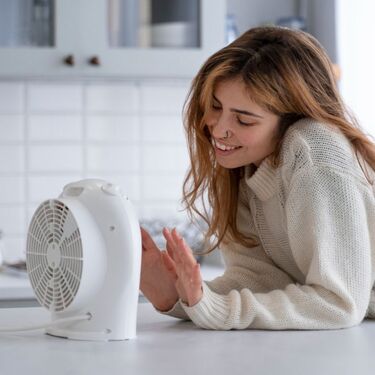 Cómo acomodar el ventilador en tu habitación para enfriarla (Foto: Freepik)