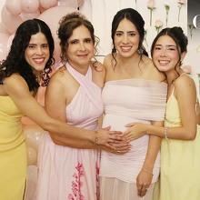 María Fernanda Ávila, Lucy de Avila, Daniela Ávila y Ana Lucía Ávila