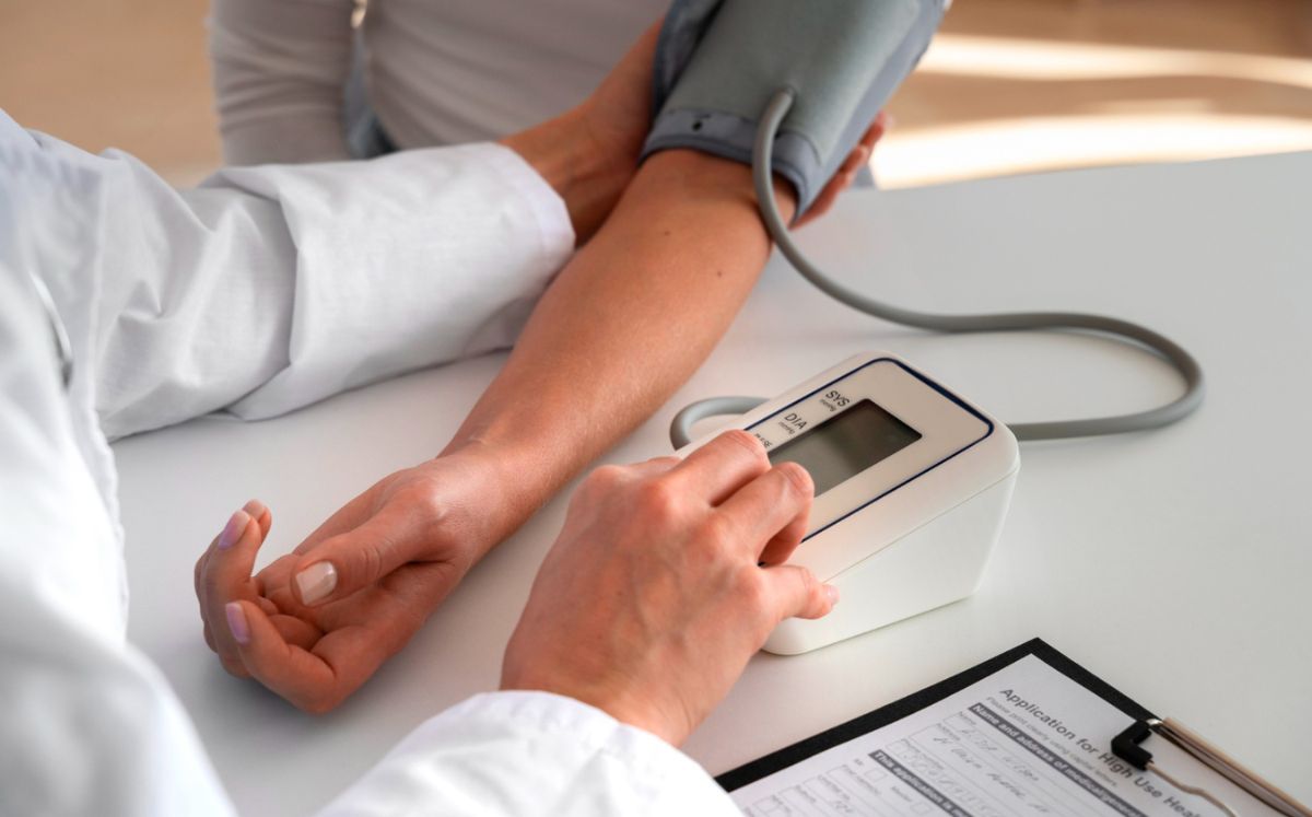Hipertensión arterial: Síntomas que puedes confundir con estrés (Foto: Freepik)