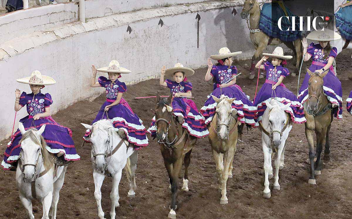 Uno de los momentos más aplaudidos y fotografiados fue la participación de las escaramuzas, quienes robaron miradas con su elegancia.