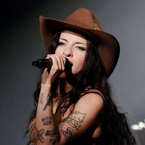 Hermano de Selena Quintanilla pone corona a Cazzu en pleno concierto (Foto: Instagram)